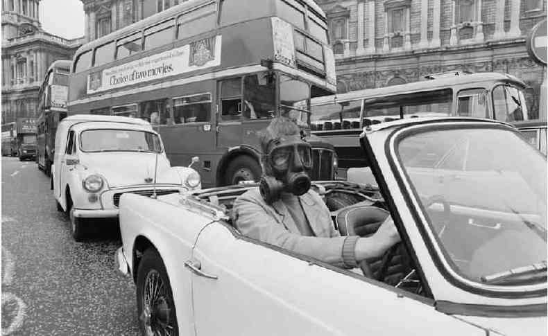 Este motorista de 1971 colocou uma mscara de gs, mas se esqueceu do cinto de segurana(foto: Getty Images)