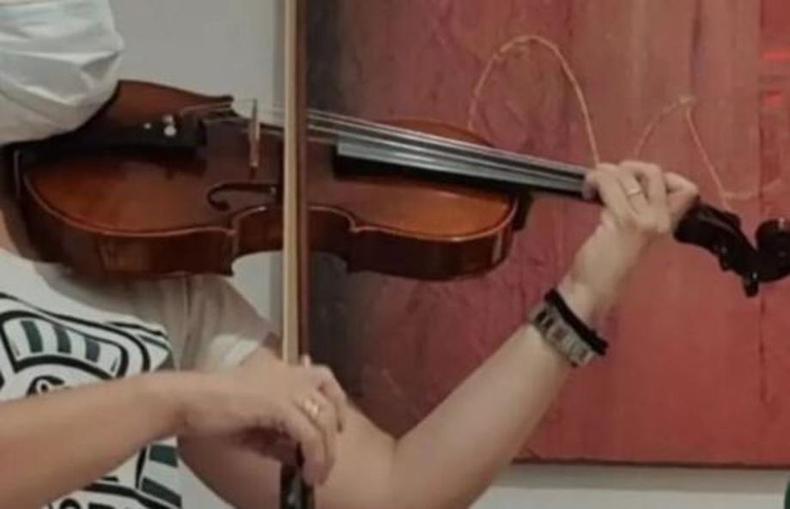 O violino foi levado pelos suspeitos. Até agora, ele não foi encontrado