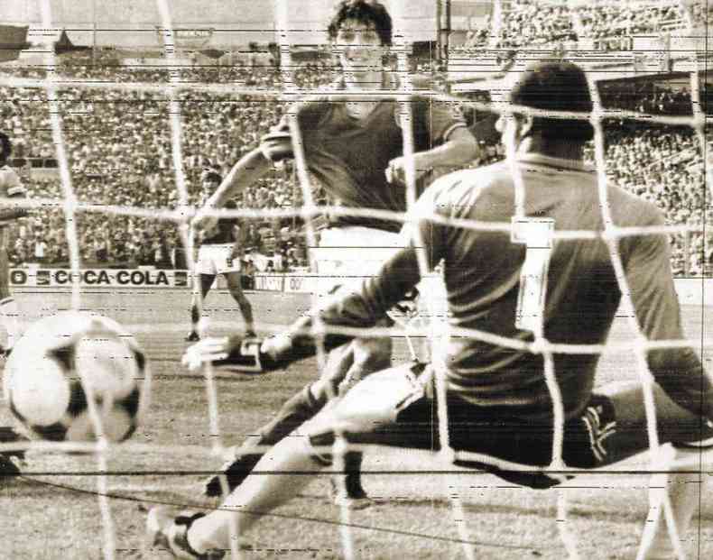 Paulo Rossi bate o goleiro Waldir Peres no Sarri, em Barcelona: fim da Copa de 1982 para uma das mais brilhantes selees brasileiras da histria(foto: UPI/Arquivo EM)