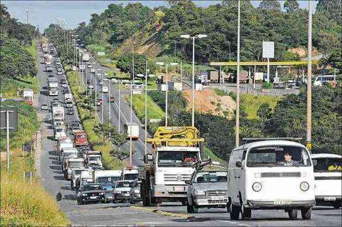 Duas faces de um problema: congestionamentos no comeo da manh na BR- O40, no sentido Braslia/Belo Horizonte, e na Linha Verde, no sentido Aeroporto Internacional Tancredo Neves(foto: Euler Jnior/EM/D.A Press)