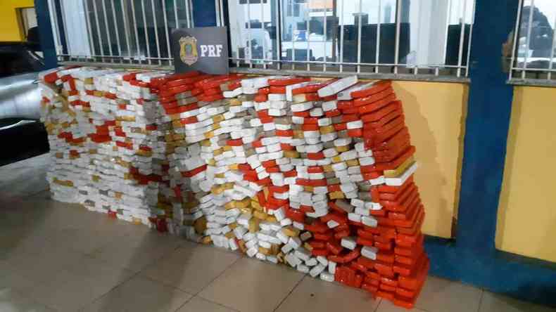 Os 878 tabletes de maconha equivalem  aproximadamente 760 kg da droga(foto: Divulgao PRF-MG)