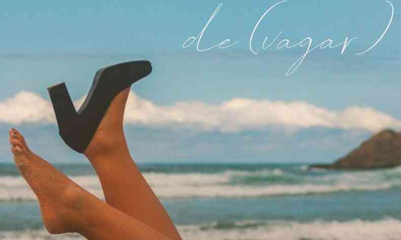 Capa do disco de Joice Terra mostra duas pernas femininas para o ar, em dia ensolorado, tendo a praia como cenrio. Um p est descalo, o outro calado com sapato preto