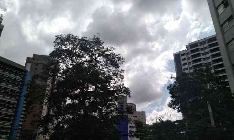 Cu com muitas nuvens na Regio da Savassi, em Belo Horizonte(foto: Gabriel Ronan/EM/D.A Press)