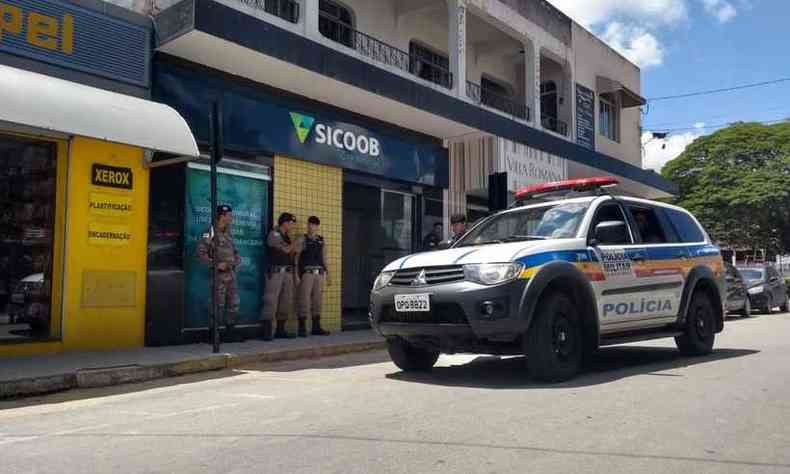 Outra agência também foi alvo dos bandidos, mas na segunda tentativa eles não conseguiram levar dinheiro(foto: Samuel Ramos/JC Notícias)