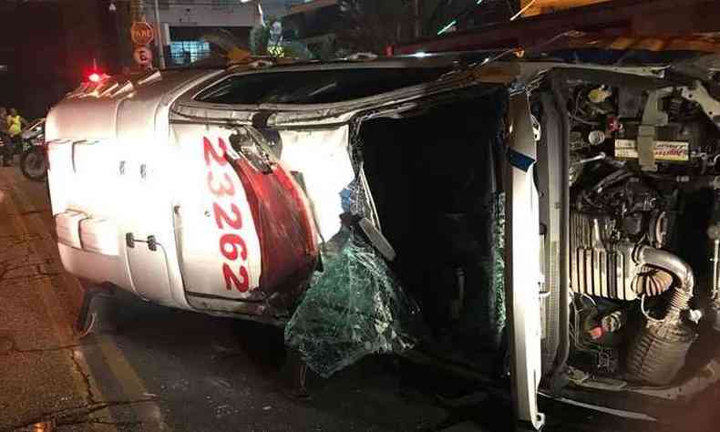 Veculo ficou bastante danificado e policiais tiveram ferimentos leves(foto: Corpo de Bombeiros/Divulgao)