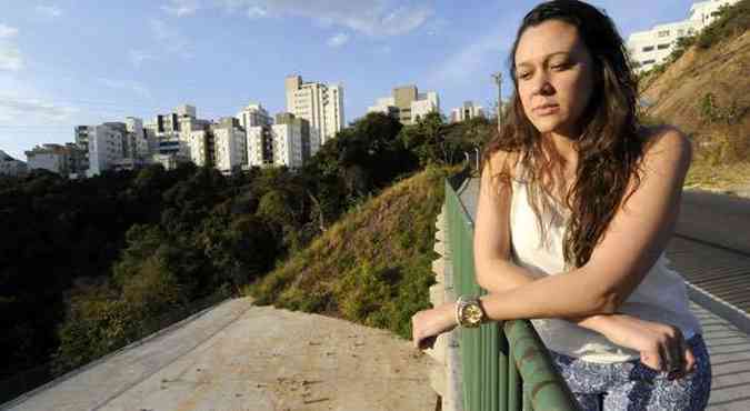 Thaiana Piumbini Machado observa o local onde estava o edifcio em que ela morava e que desabou na Rua Laura Soares Carneiro, no Buritis(foto: fotos: BETO MAGALHES/EM/D.A PRESS)