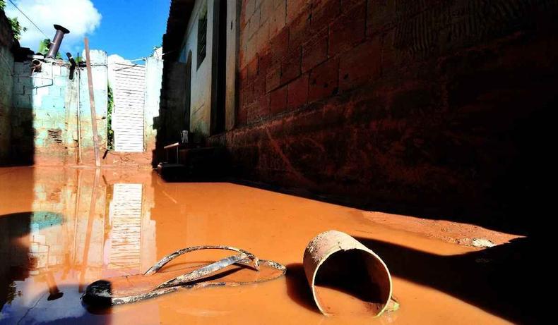 Enchente aps chuvas intensas em Santa Maria de Itabira.