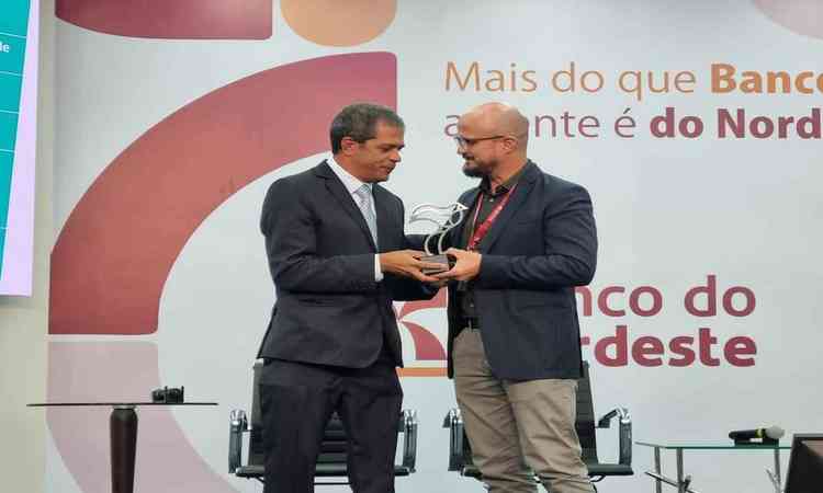 Reprter Luiz Ribeiro, do Estado de Minas, recebeu o Prmio Banco do Nordeste 2023, categoria Estadual, entregue pelo superintendente de Microfinana Urbana do BNB, Elton Chagas.