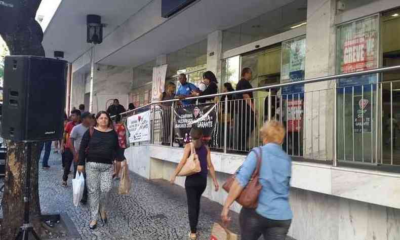 Agncia no Centro de Belo Horizonte amanhece com cartazes indicando greve dos bancrios(foto: Edsio Ferreira/EM/D.A/Press)