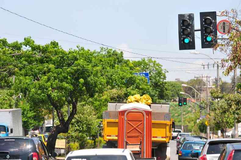 Semforos duplicados na Avenida Amrico Vespcio, no Bairro Aparecida, em trecho de grande ocorrncia de roubos de cabeamento(foto: Gladyston Rodrigues/EM/D.A Press)