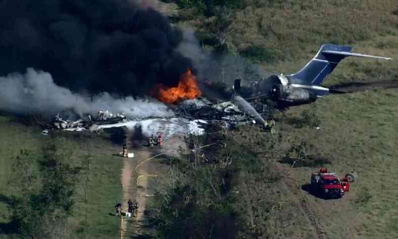 Avio cai e  consumido por fogo durante voo de Houston a Boston