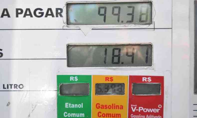 Bomba de gasolina em posto de combustvel de BH aponta preo de R$ 99 por cerca de 18 litros de combustvel