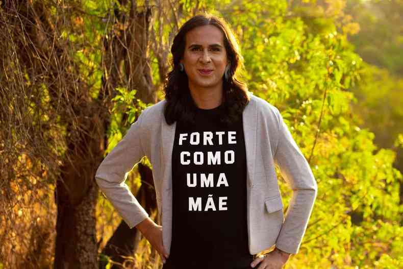 Vereadora Duda Salabert usa camiseta com os dizeres 'lute como uma me'