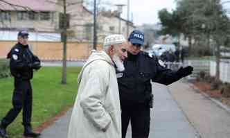 Policial orienta muulmano durante percia perto de mesquita onde houve uma exploso(foto: Jean-Franois Monier/AFP)