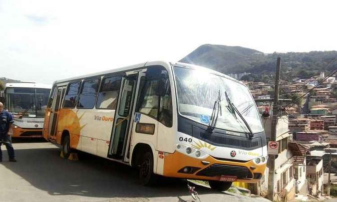 Ônibus tomba em Nova Lima(foto: Bombeiros/Divulgação) Ônibus tomba em Nova Lima(foto: Bombeiros/Divulgação)