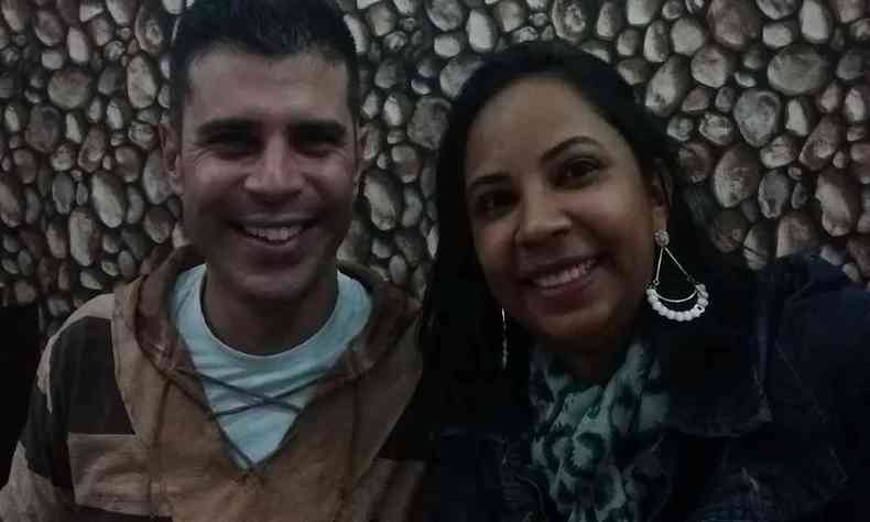O policial militar Luciano Rodrigues Dias, de 39 anos, ao lado da esposa Luciene de Jesus, de 34