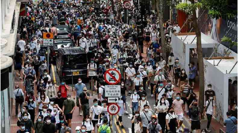Milhares marcharam em Hong Kong no aniversrio no aniversrio da transferncia da soberania sobre Hong Kong do Reino Unido  China.