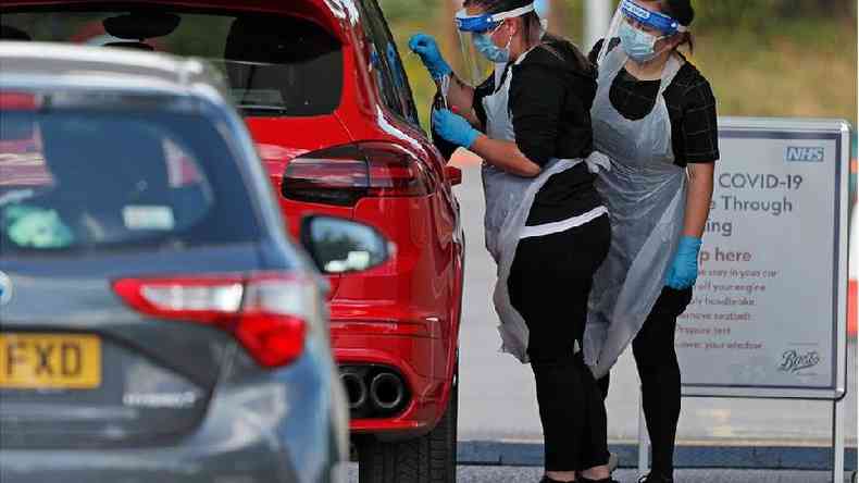 Trabalhadora da rea mdica faz uma coleta para testagem de coronavrus(foto: Getty Images)