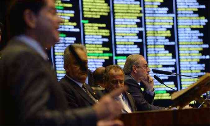 Cid Gomes (1 plano) fala da tribuna da Cmara, tendo ao fundo o deputado Eduardo Cunha(foto: Fabio Rodrigues Pozzebom/Agencia Brasil )