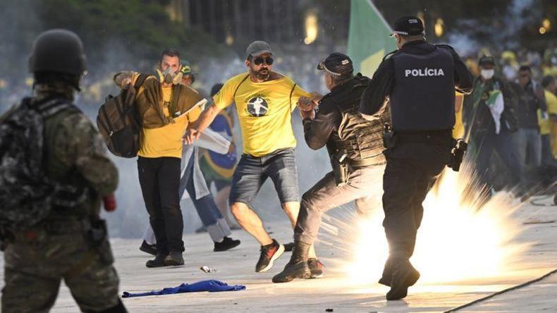 Invasores deixaram danos nos prédios dos Três Poderes(foto: Getty Images) Invasores deixaram danos nos prédios dos Três Poderes