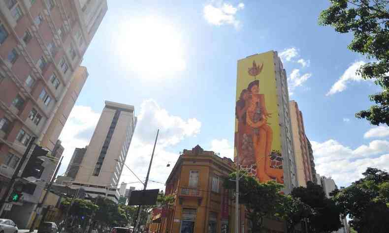 Painel de 650 metros quadrados da artista Mag Magrela mostra duas mulheres e est instalado na empena de edifcio em Belo Horizonte