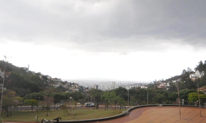 Nuvens carregadas na Praça do Papa, em Belo Horizonte(foto: Alexandre Guzanshe/EM/D.A Press) Imagem da Praça do Papa, em Belo Horizonte