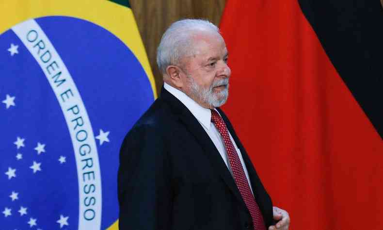 Luiz Incio Lula da Silva (PT) em frente a bandeiras do Brasil e Alemanha