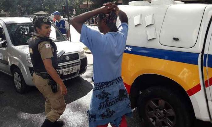 Os infratores cobravam de R$ 15 a R$ 20 para os motoristas estacionarem os carros na rua(foto: Divulgação Polícia Militar) Os infratores cobravam de R$ 15 a R$ 20 para os motoristas estacionarem os carros na rua(foto: Divulgação Polícia Militar)