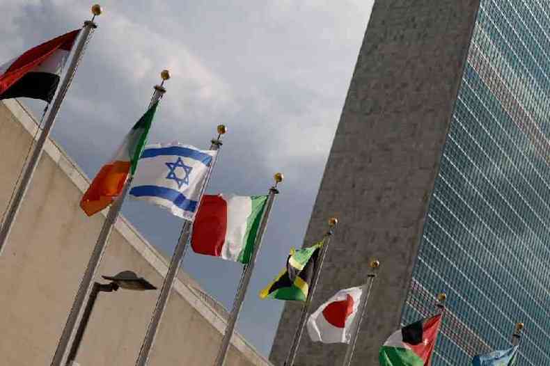 Bandeiras de diferentes pases em frente  sede da Organizao das Naes Unidas (ONU) em Nova York, nos EUA, antes da 77 sesso da Assembleia Geral da ONU, em 19 de setembro de 2022