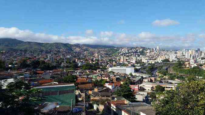 Vista do cu azul e com poucas nuvens no Bairro Horto, Regio Leste de BH(foto: Edesio Ferreira/EM/D.A.Press)