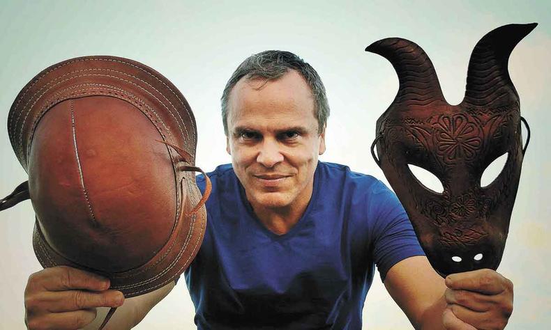 Multiartista pernambucano Armando Lbo segura chapeu de vaqueiro nordestino, com a mo direita, e mscara de couro alusiva ao diabo, com a mo esquerda