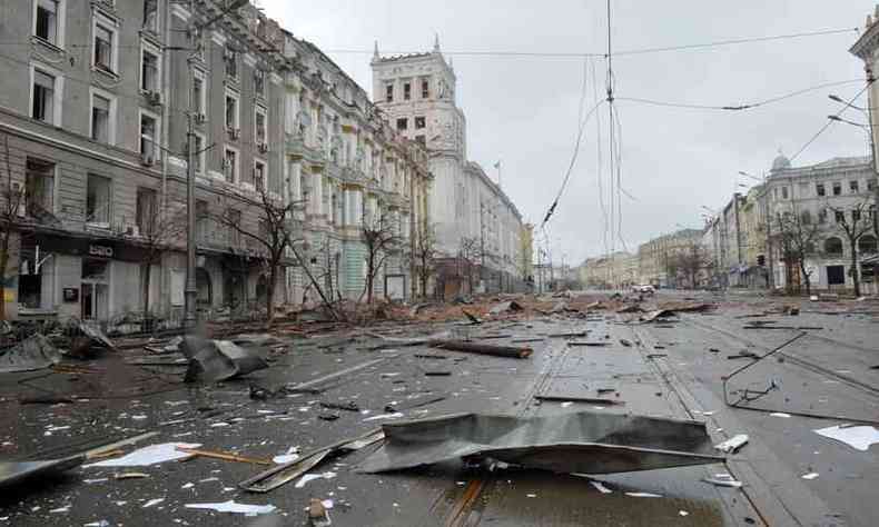 Na foto, a cidade de Kharkiv atacada