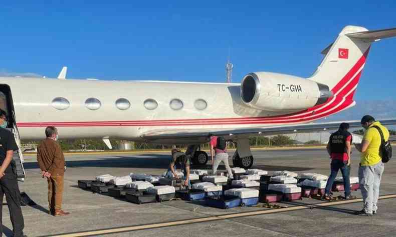 As 24 malas que armazenavam os 1.304 kg de cocana na aeronave Turca(foto: Divulgao/PF)