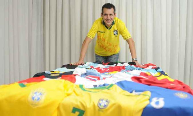 O advogado Rodrigo Fonseca começou sua coleção de camisas em 2002 e já tem cerca de 400(foto: Túlio Santos/EM/D.A PRESS) O advogado Rodrigo Fonseca começou sua coleção de camisas em 2002 e já tem cerca de 400(foto: Túlio Santos/EM/D.A PRESS)