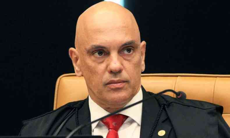 Ministro Alexandre de Moraes, ele  um homem branco e veste toga