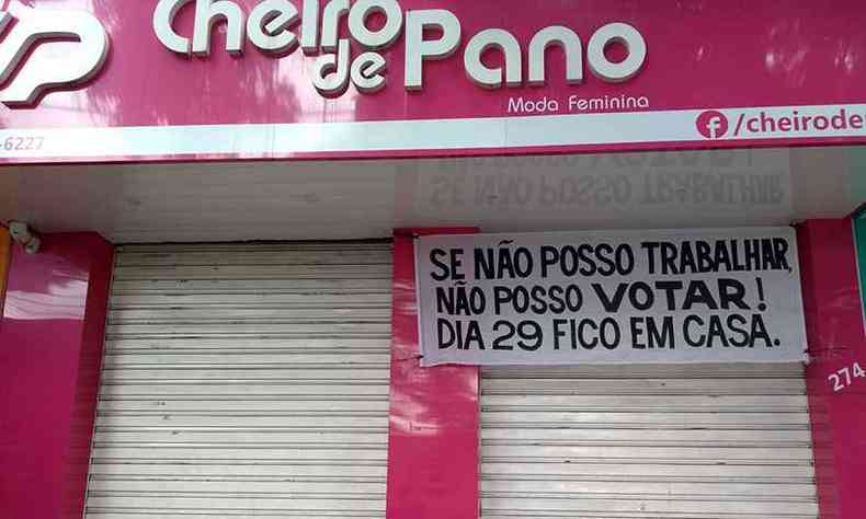 A loja Cheiro de Pano, de Governador Valadares, protestou contra a onda vermelha e ganhou muitos adeptos para o protesto(foto: Reproduo Rede Social Cheiro de Pano)