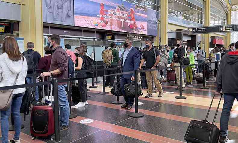 Passageiros no Aeroporto Nacional Ronald Reagan, em Washington, nos Estados Unidos (foto: Daniel SLIM/AFP)