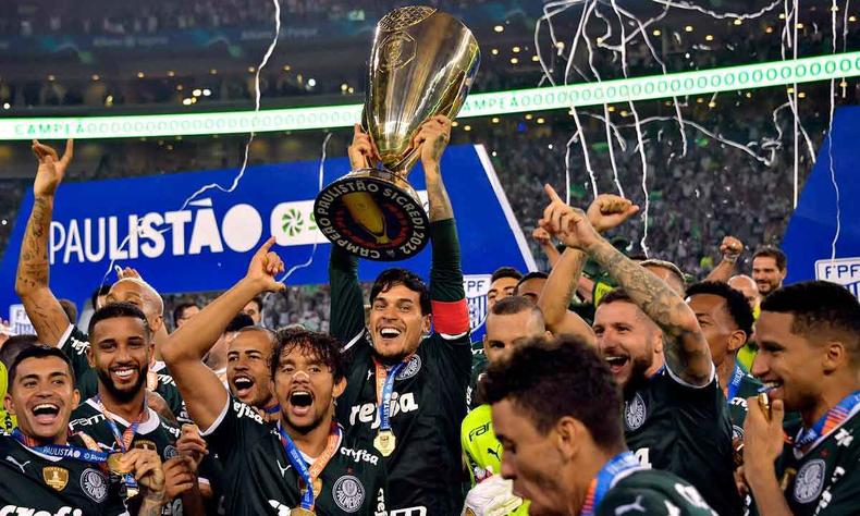 Goleada de campeão / O Palmeiras atropelou o São Paulo e conquistou ontem o Campeonato Paulista. Depois de perder por 3 a 1 no Morumbi, o Verdão deu o troco no Allianz Parque e derrotou o rival por 4 a 0. Os gols da vitória foram marcados por Danilo, Zé Rafael e Raphael Veiga (dois). Foi a primeira vez na história do Paulistão que um time reverteu uma derrota por dois gols de diferença na primeira partida da final.(foto: NELSON ALMEIDA/AFP) NELSON ALMEIDA/AFP