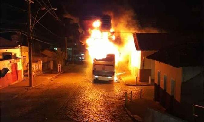 Ônibus do transporte intermunicipal foi queimado em Passa Quatro(foto: Reprodução da internet/WhatsApp) Ônibus do transporte intermunicipal foi queimado em Passa Quatro(foto: Reprodução da internet/WhatsApp)