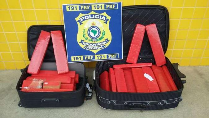 Jovem de 21 anos afirmou que receberia R$ 1 mil para transportar droga(foto: Polícia Rodoviária Federal (PRF) / Divulgação) Jovem de 21 anos afirmou que receberia R$ 1 mil para transportar droga(foto: Polícia Rodoviária Federal (PRF) / Divulgação)