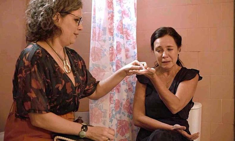 Atriz Isabel Teixeira consola Adriana Esteves, aos prantos, em cena da novela Amor de me