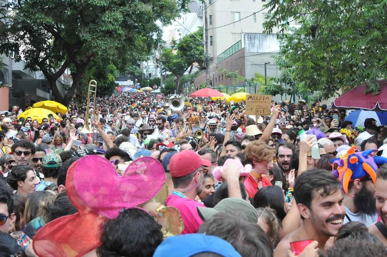 Amontoado de folies no Bloco Mama na Vaca no sbado, 11 de fevereiro. 