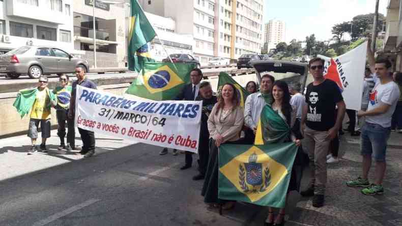 Grupo levou bandeiras do Brasil, de Minas Gerais e faixas(foto: Jair Amaral/EM/D.A.Press)