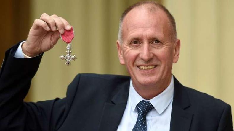 Vernon Unsworth foi à Justiça contra Elon Musk, mas perdeu(foto: Getty Images) O mergulhador Vernon Unsworth com a medalha que ganhou do governo britânico pelo seu papel no resgate na caverna tailandesa