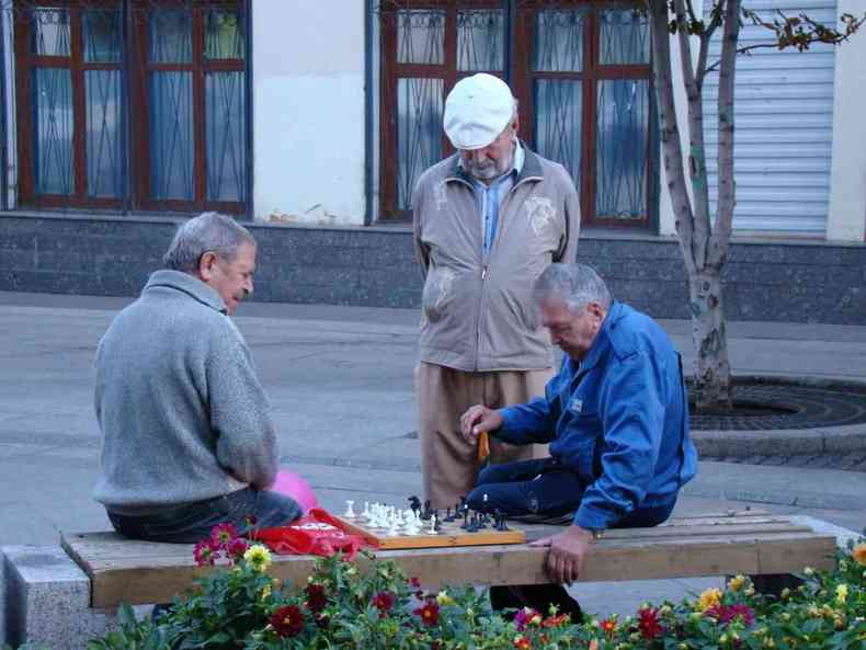 idosos sentado em uma praa jogando xadrez