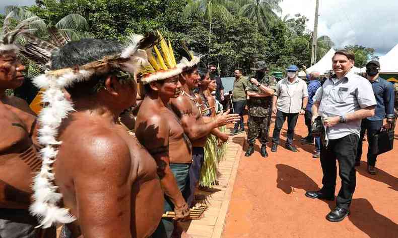 Bolsonaro chegou ao local utilizando mscara, mas retirou o equipamento de proteo durante a visita(foto: Marcos Corra/PR)