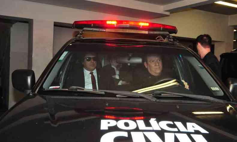 Azeredo deixa delegacia em direo ao IML em viatura da Polcia Civil (foto: Gladyston Rodrigues/EM/D.A Press )