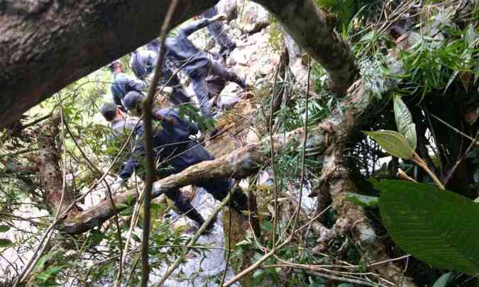 Local onde o corpo foi encontrado é de difícil acesso(foto: Corpo de Bombeiros/Divulgação)