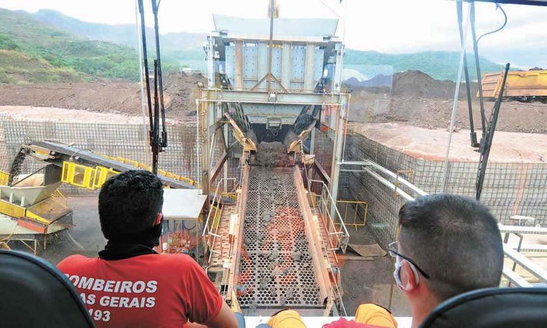 Bombeiros observam rejeitos da barragem que se rompeu em Brumadinho em busca de fragmentos de corpos