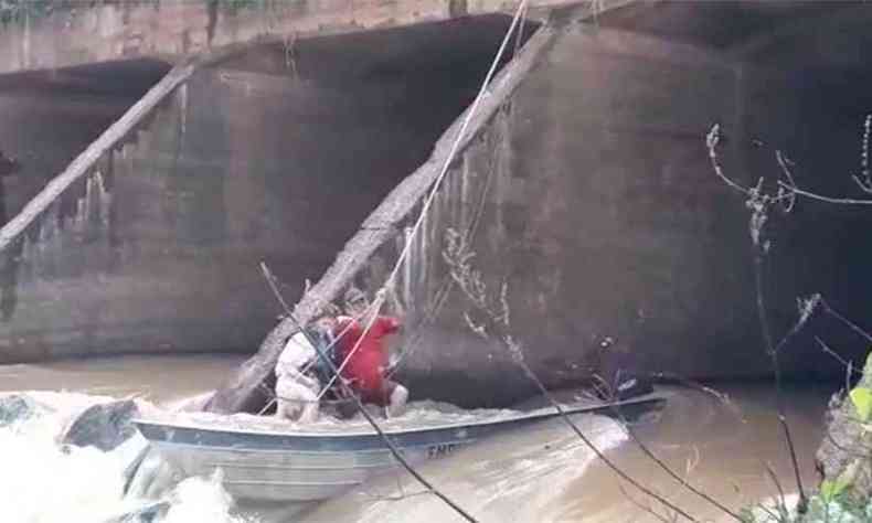 Pai e filha ficaram ilhados após o barco se prender em uma pedra. A correnteza era forte(foto: Corpo de Bombeiros/Divulgação)